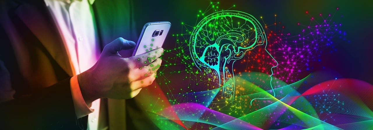 Imagen que muestra un brazo sosteniendo un móvil del que emerge un cerebro digital. Concepto de la Inteligencia Artificial